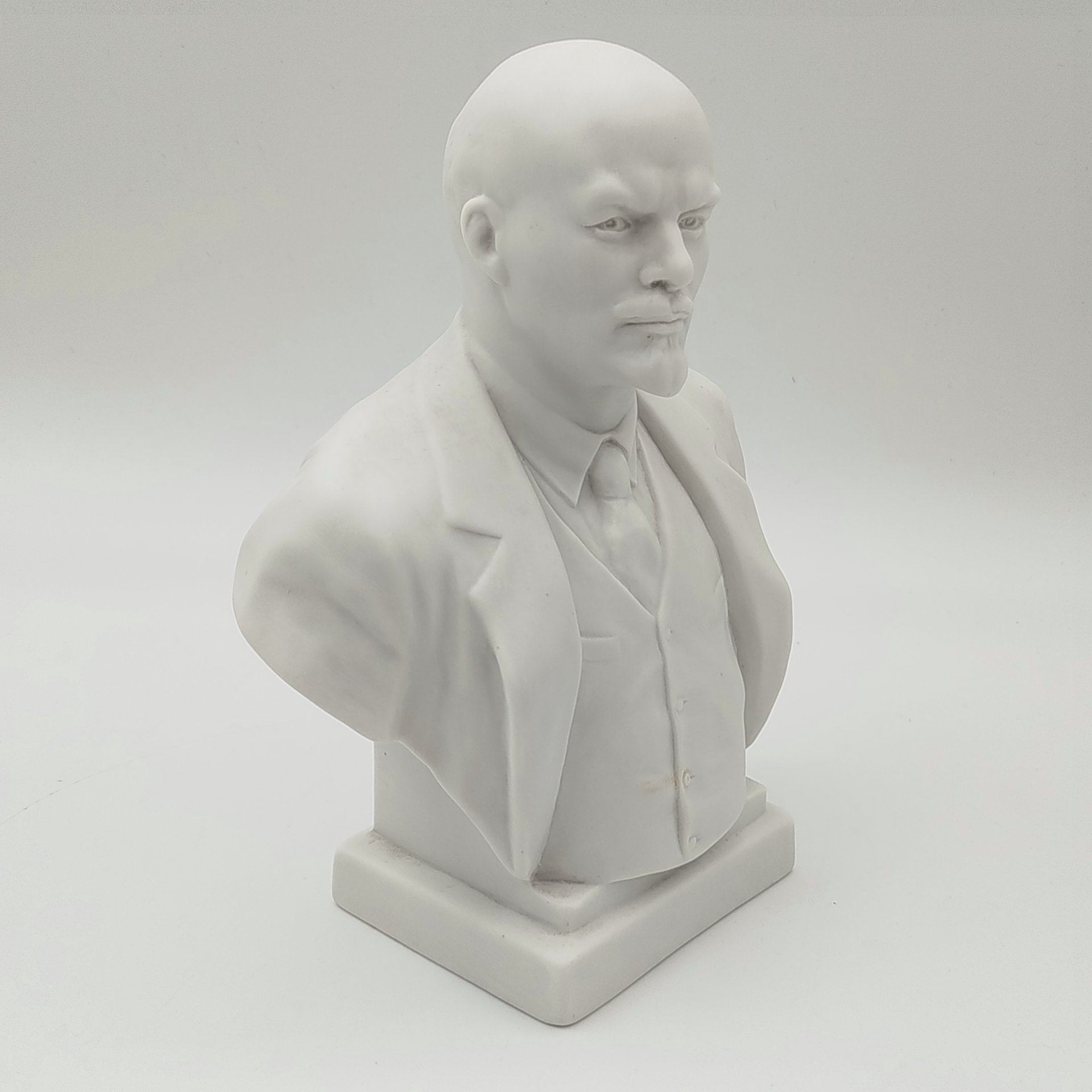 Бюст "Владимир Ильич Ленин", скульпторы Боголюбов В.Я., Ингал В.И., Ленинградский фарфоровый завод (ЛФЗ)