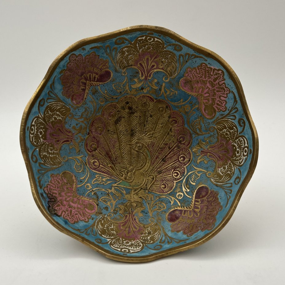 Орешница в восточном стиле, декорированная изображением павлина на голубом фоне