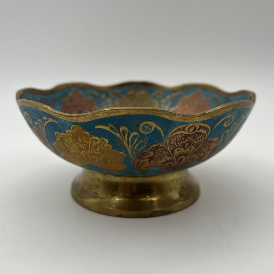 Орешница в восточном стиле, декорированная изображением павлина на голубом фоне