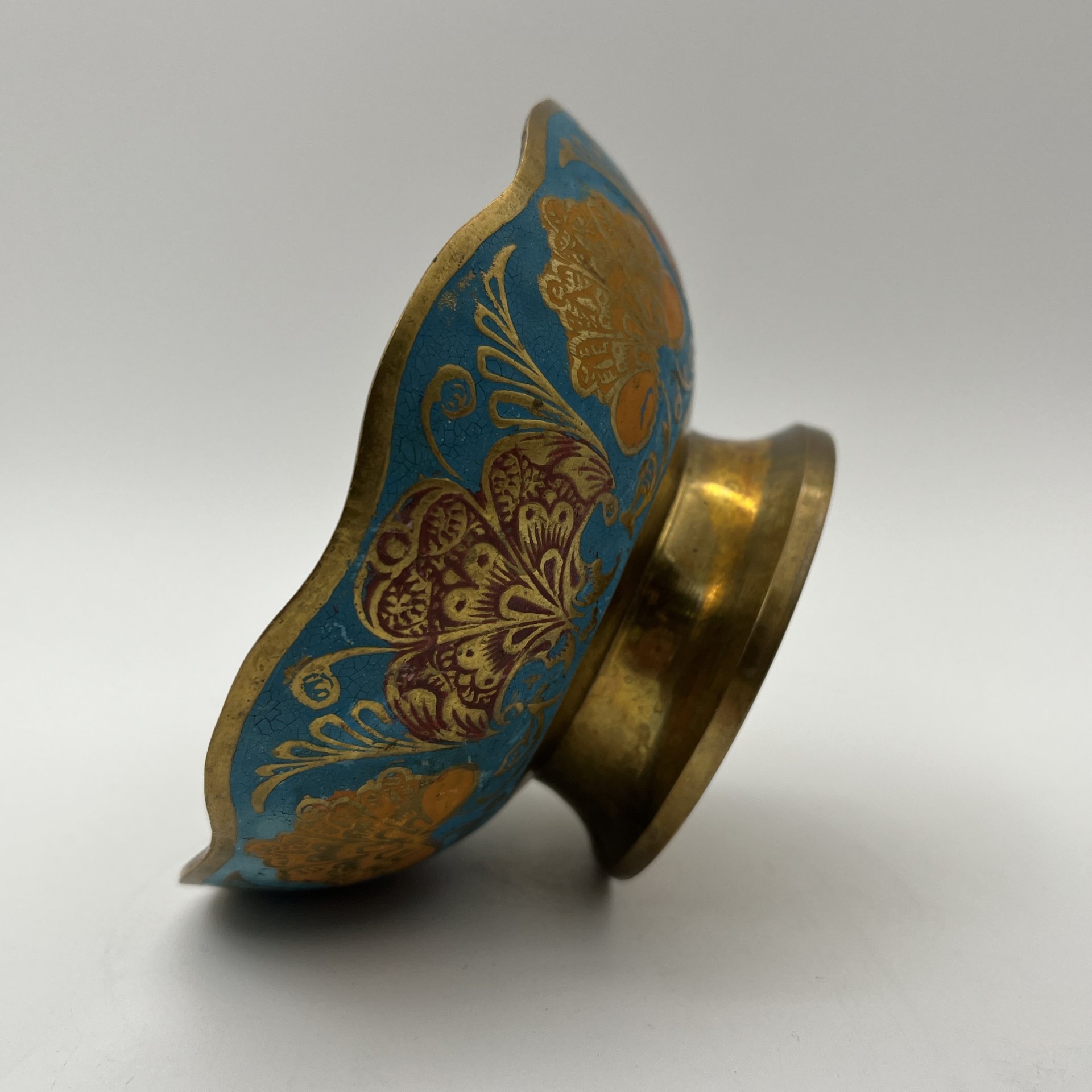 Орешница в восточном стиле, декорированная изображением павлина на голубом фоне, латунь, холодные эмали, Индия, 1970-1990 гг.