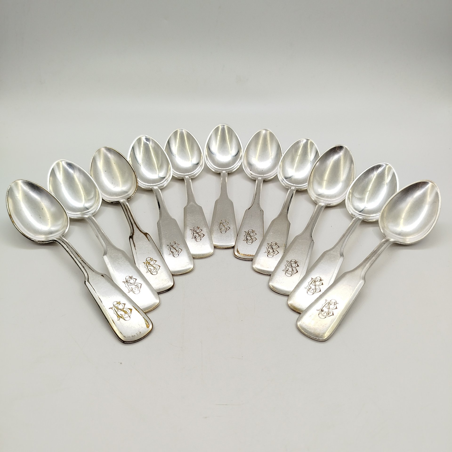 Набор из одиннадцати десертных ложек с монограммами на черенках, металл, серебрение, Fraget (Фабрика серебряных и плакированных изделий Иосифа Фраже), Царство Польское, 1896-1917 гг.