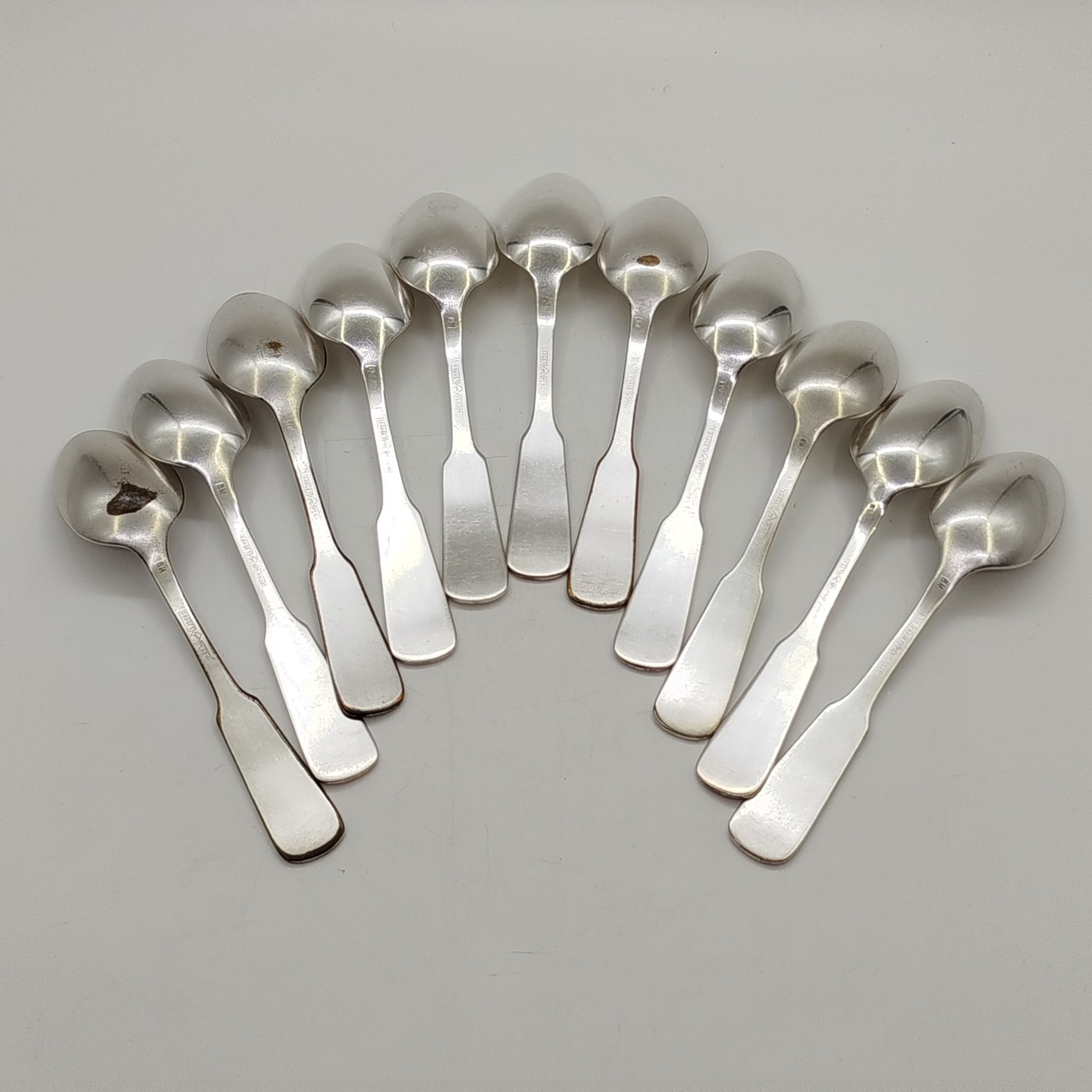 Набор из одиннадцати десертных ложек с монограммами на черенках, металл, серебрение, Fraget (Фабрика серебряных и плакированных изделий Иосифа Фраже), Царство Польское, 1896-1917 гг.