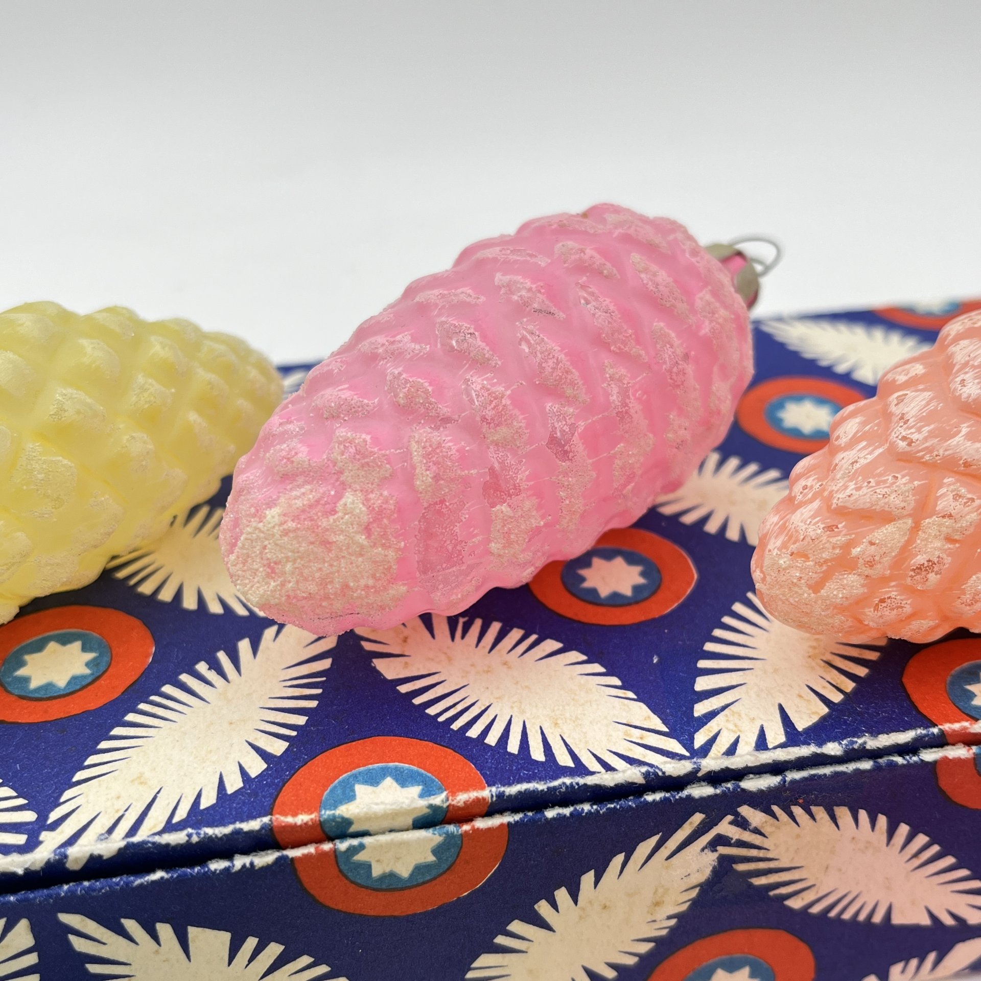 Набор из 6-ти елочных игрушек "Шишки" в коробке, стекло, роспись, Московский завод ёлочных украшений, СССР, 1970-1990 гг.