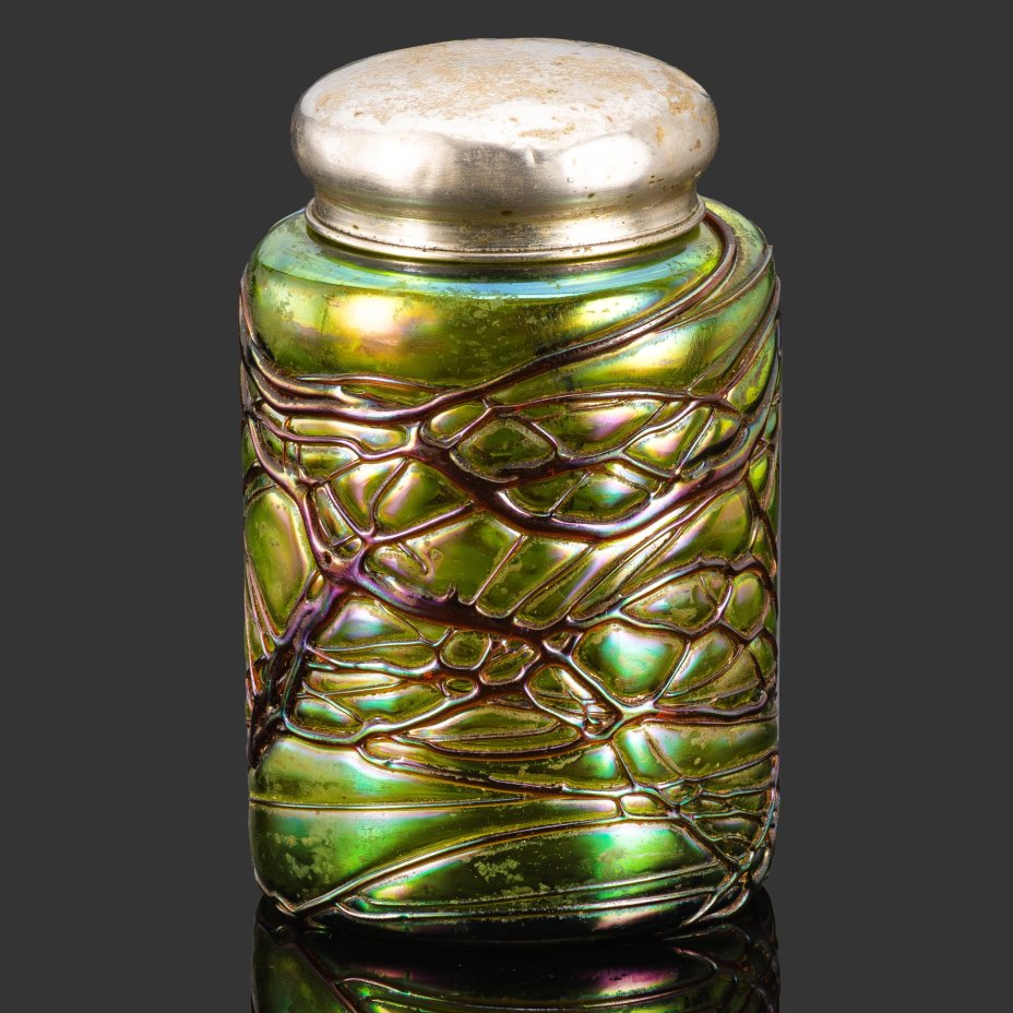 Чайница товарищества «Караван» с туловом зеленого цвета, декорированным красной нитью