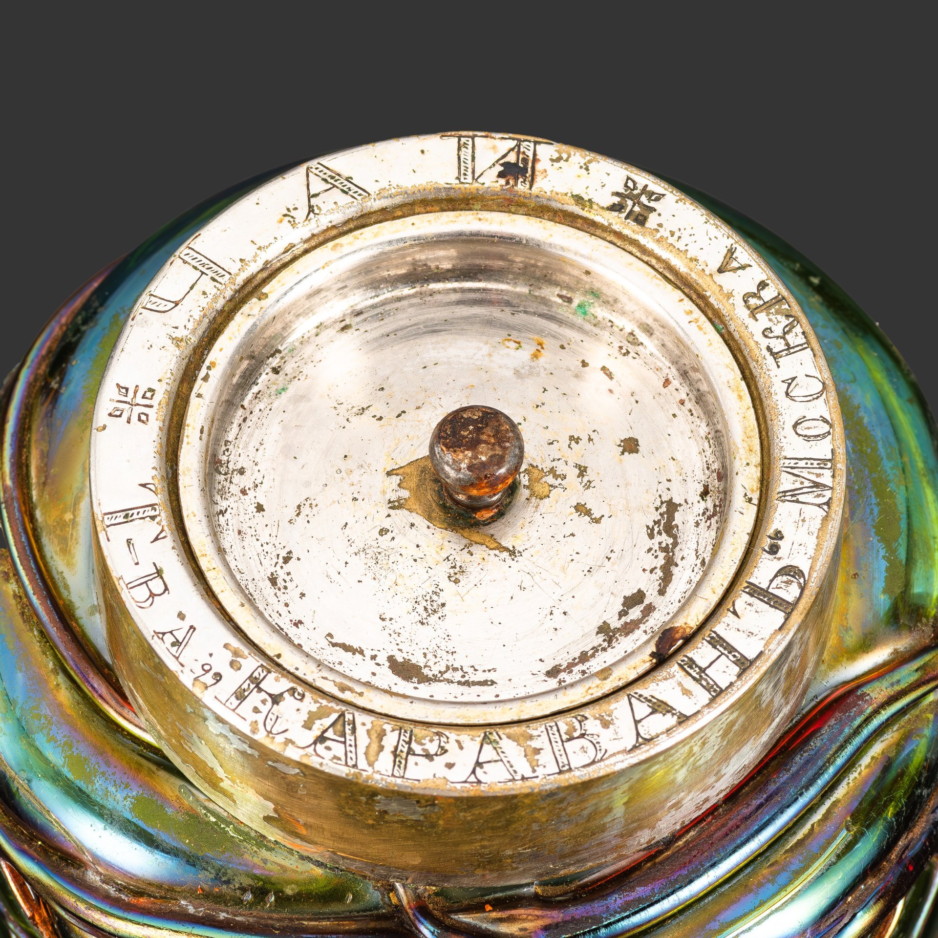 Чайница товарищества «Караван» с туловом зеленого цвета, декорированным красной нитью