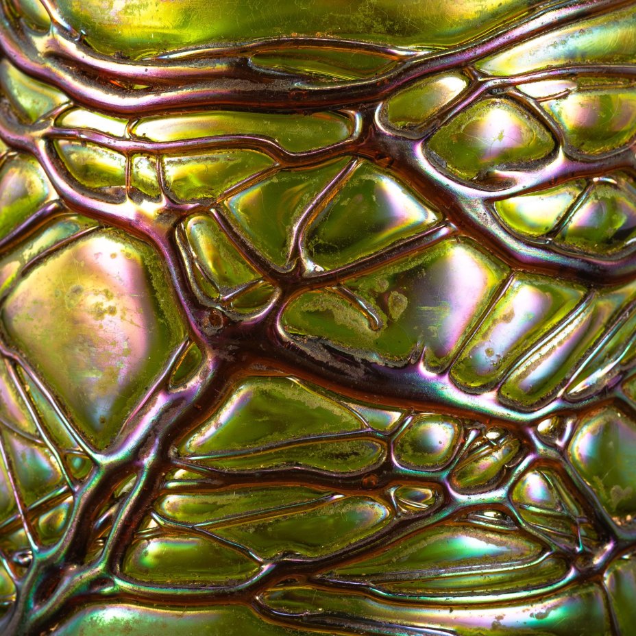 Чайница товарищества «Караван» с туловом зеленого цвета, декорированным красной нитью