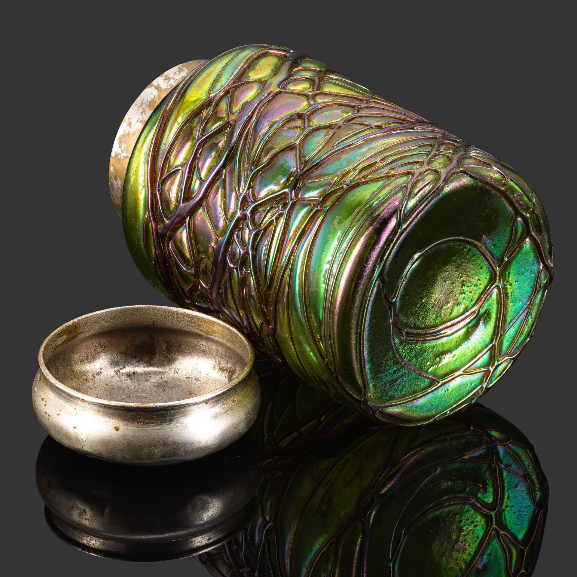 Чайница товарищества «Караван» с туловом зеленого цвета, декорированным красной нитью