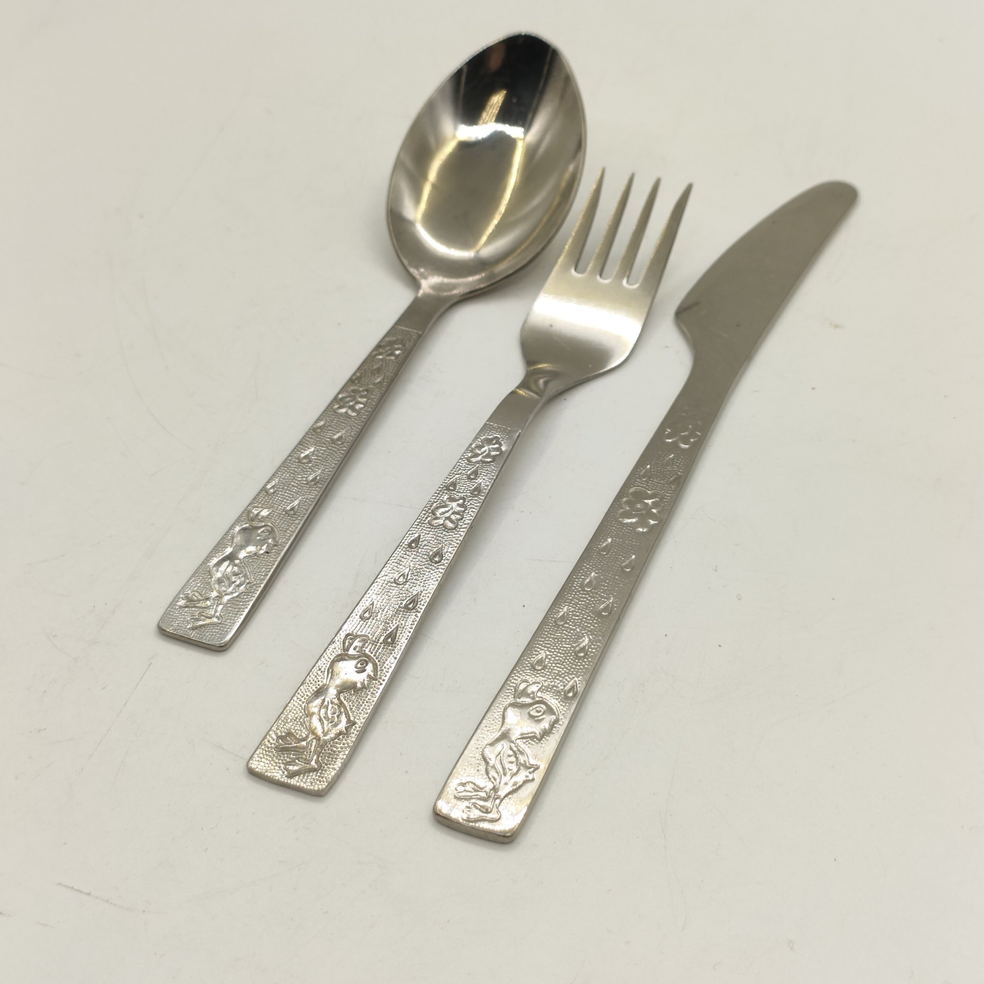 Прибор детский трёхпредметный в коробке (ложка, вилка и нож), нержавеющая сталь, картон, печать, Завод «Труд» (р.п. Вача), СССР, 1970-1980 гг.