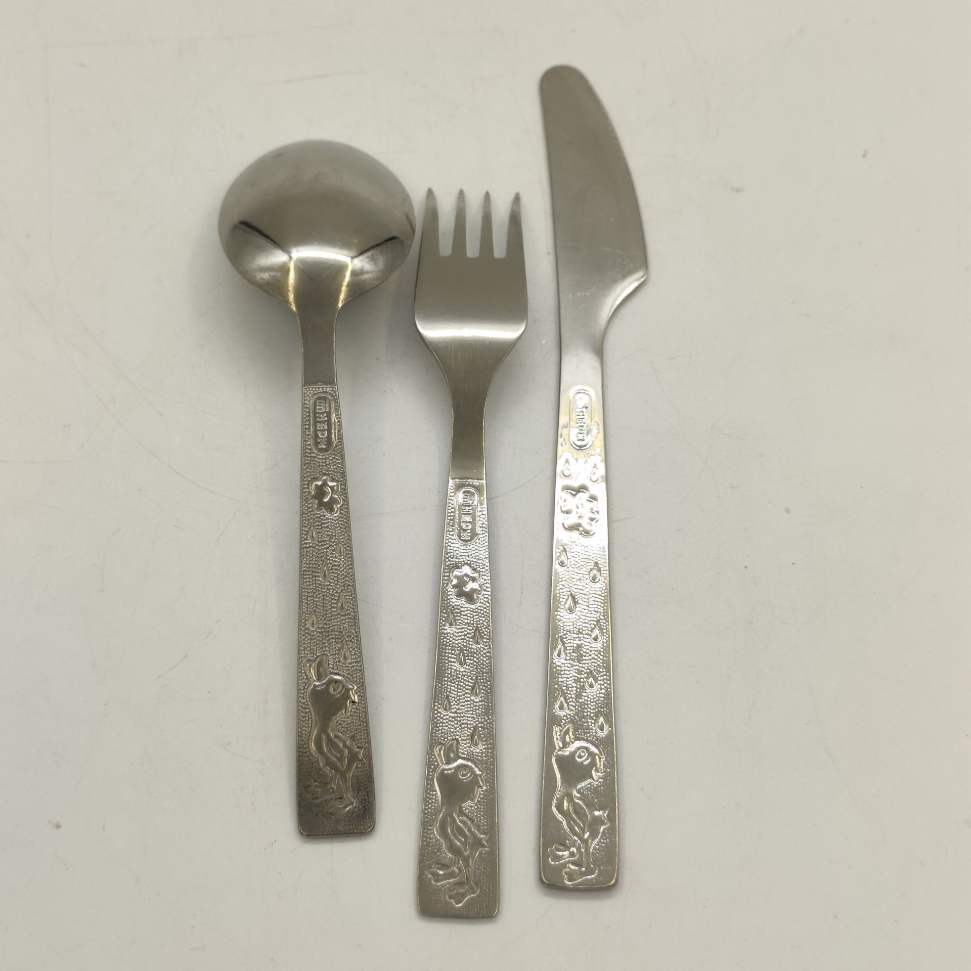 Прибор детский трёхпредметный в коробке (ложка, вилка и нож), нержавеющая сталь, картон, печать, Завод «Труд» (р.п. Вача), СССР, 1970-1980 гг.