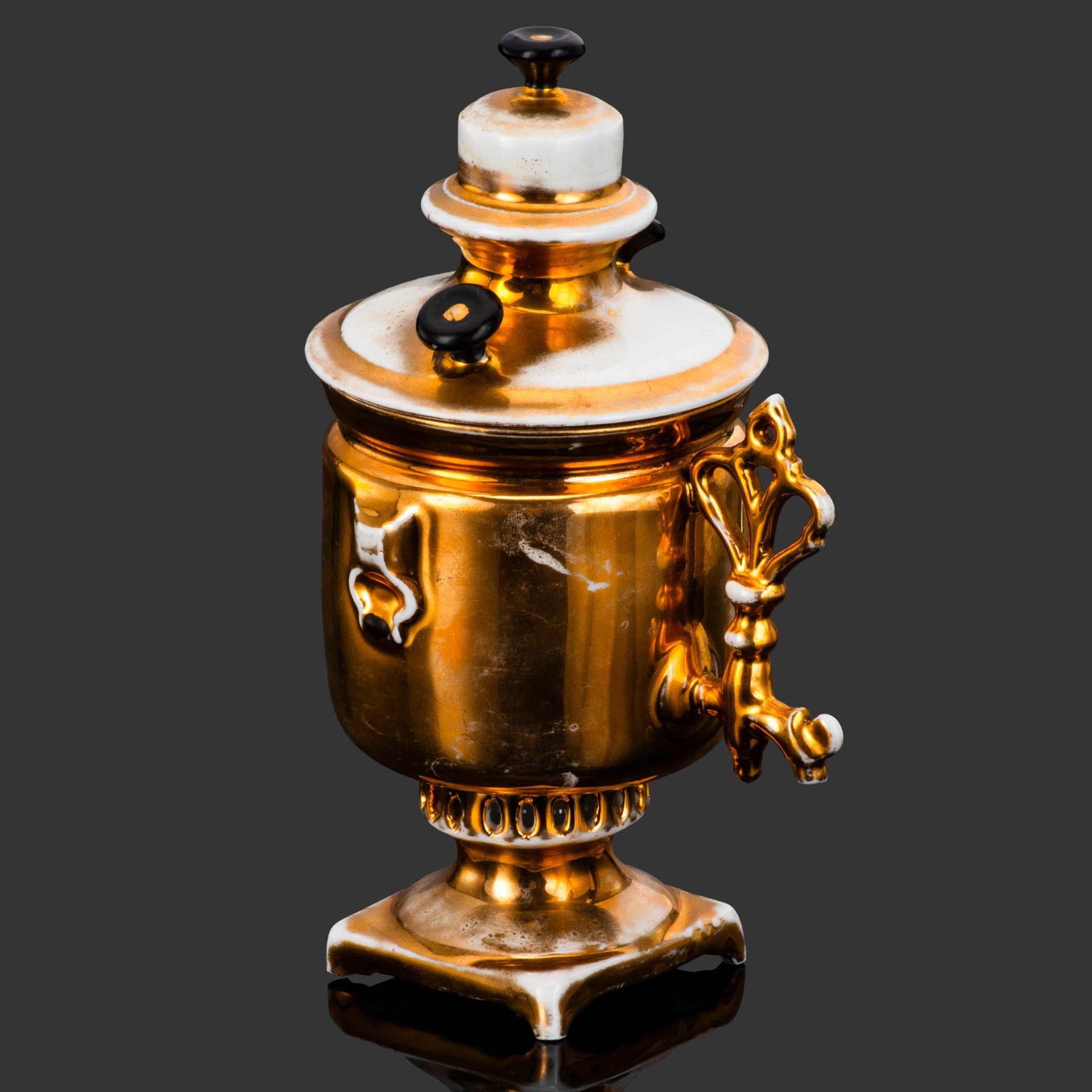 Стакан "самоваром" (наименование по прейскуранту), фарфор, роспись, золочение, Товарищество М.С. Кузнецова, Российская империя, 1891-1917 гг., Товарищество М.С. Кузнецова