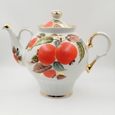 Чайник доливной, с изображением яблок на ветке, фарфор, роспись, золочение, Краснодарский фарфорово-фаянсовый завод «Чайка», СССР, 1960-1992 гг.