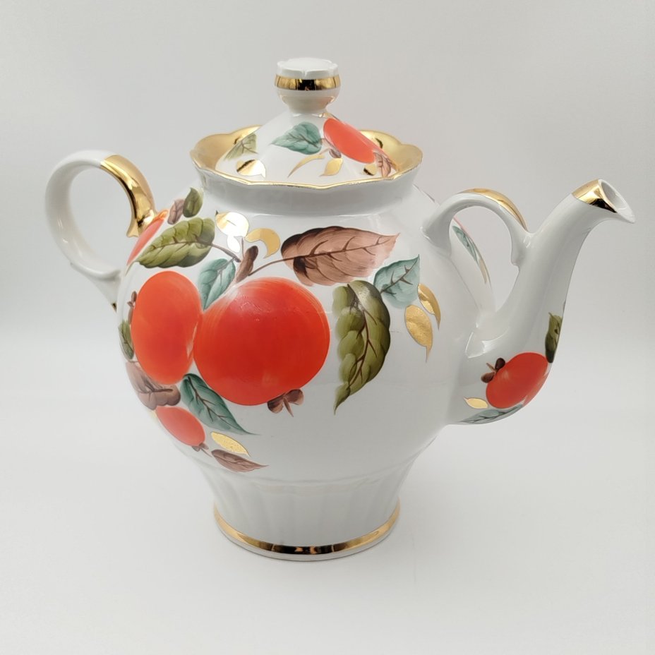 Чайник доливной, с изображением яблок на ветке, фарфор, роспись, золочение, Краснодарский фарфорово-фаянсовый завод «Чайка», СССР, 1960-1992 гг.