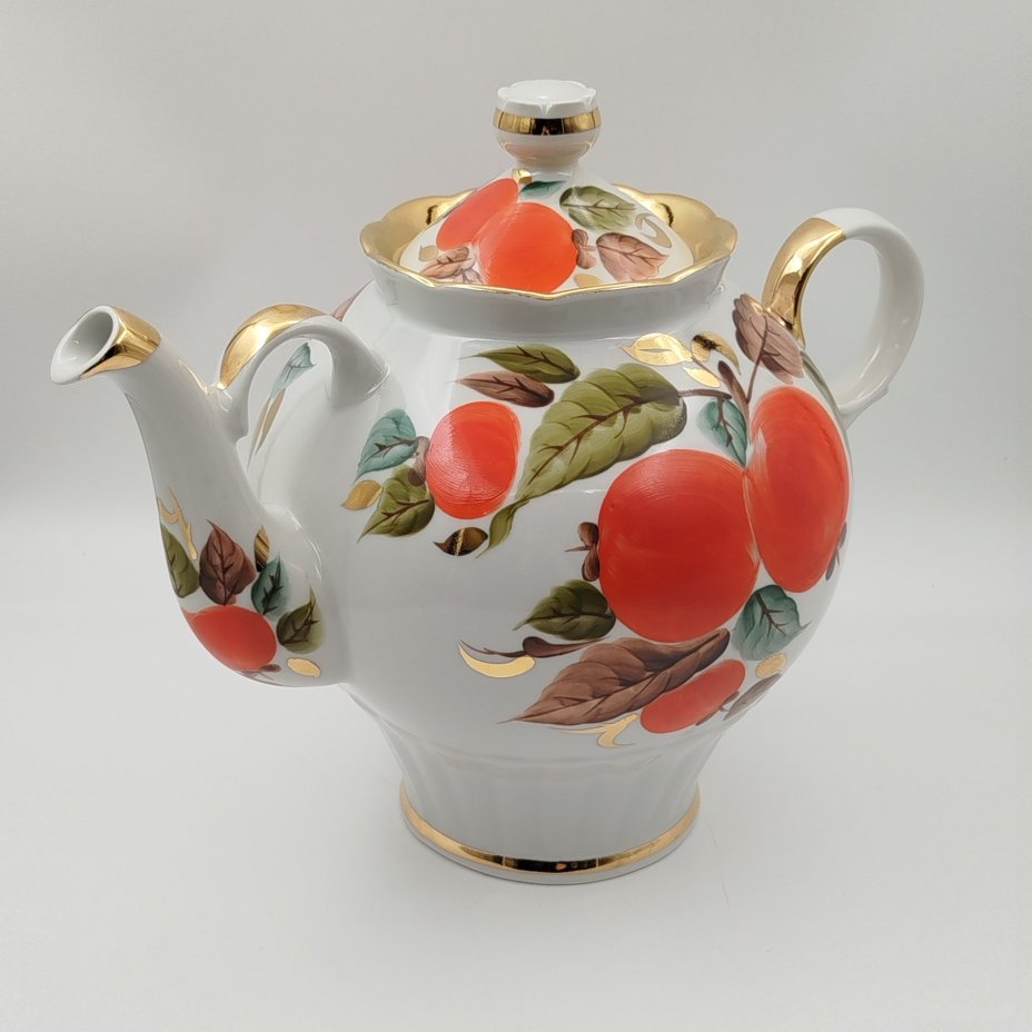 Чайник доливной, с изображением яблок на ветке, фарфор, роспись, золочение, Краснодарский фарфорово-фаянсовый завод «Чайка», СССР, 1960-1992 гг.