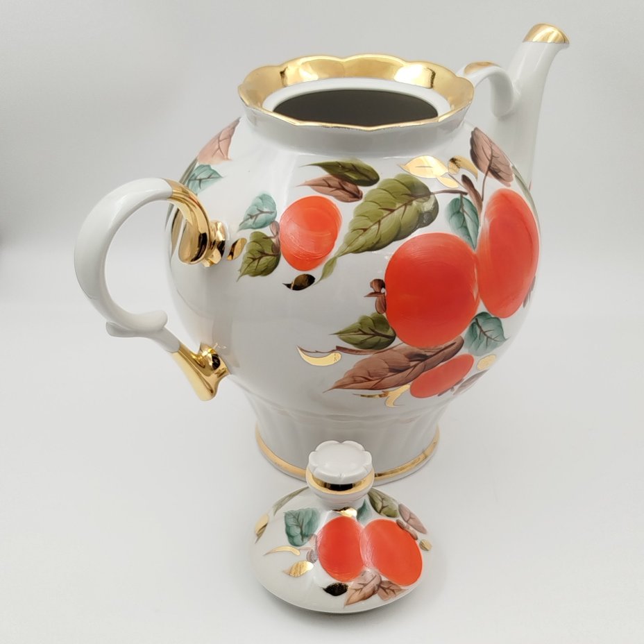 Чайник доливной, с изображением яблок на ветке, фарфор, роспись, золочение, Краснодарский фарфорово-фаянсовый завод «Чайка», СССР, 1960-1992 гг.