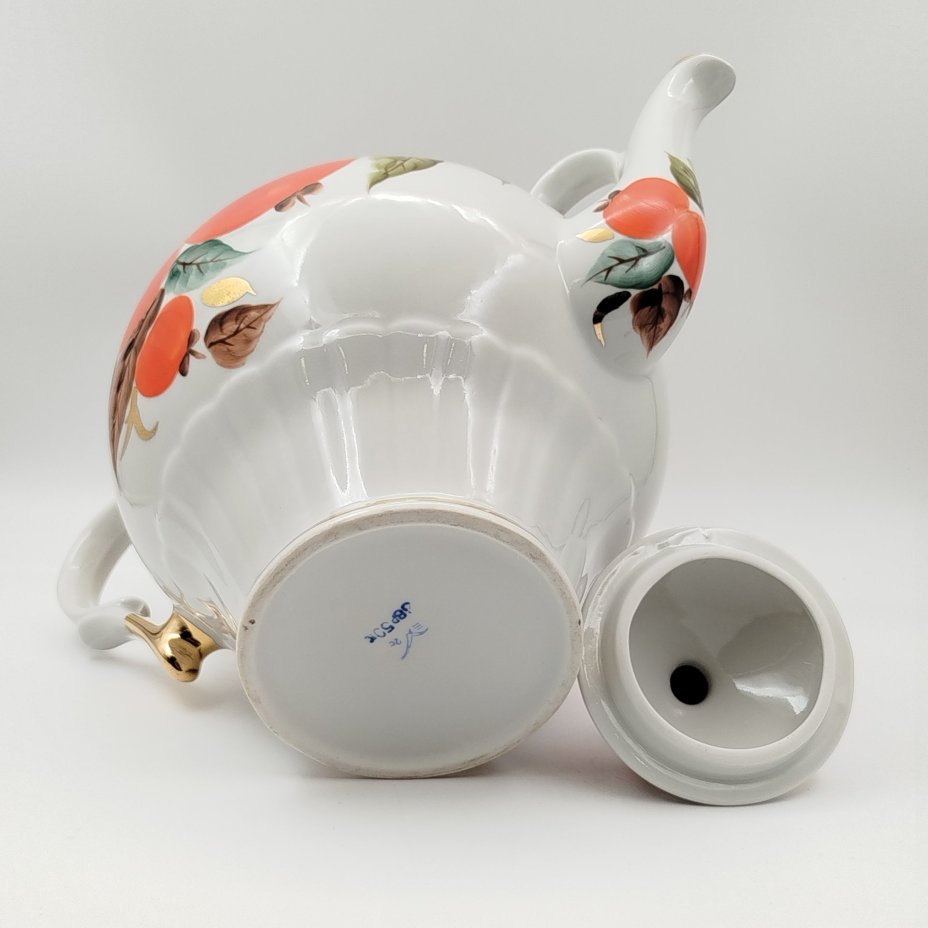 Чайник доливной, с изображением яблок на ветке, фарфор, роспись, золочение, Краснодарский фарфорово-фаянсовый завод «Чайка», СССР, 1960-1992 гг.