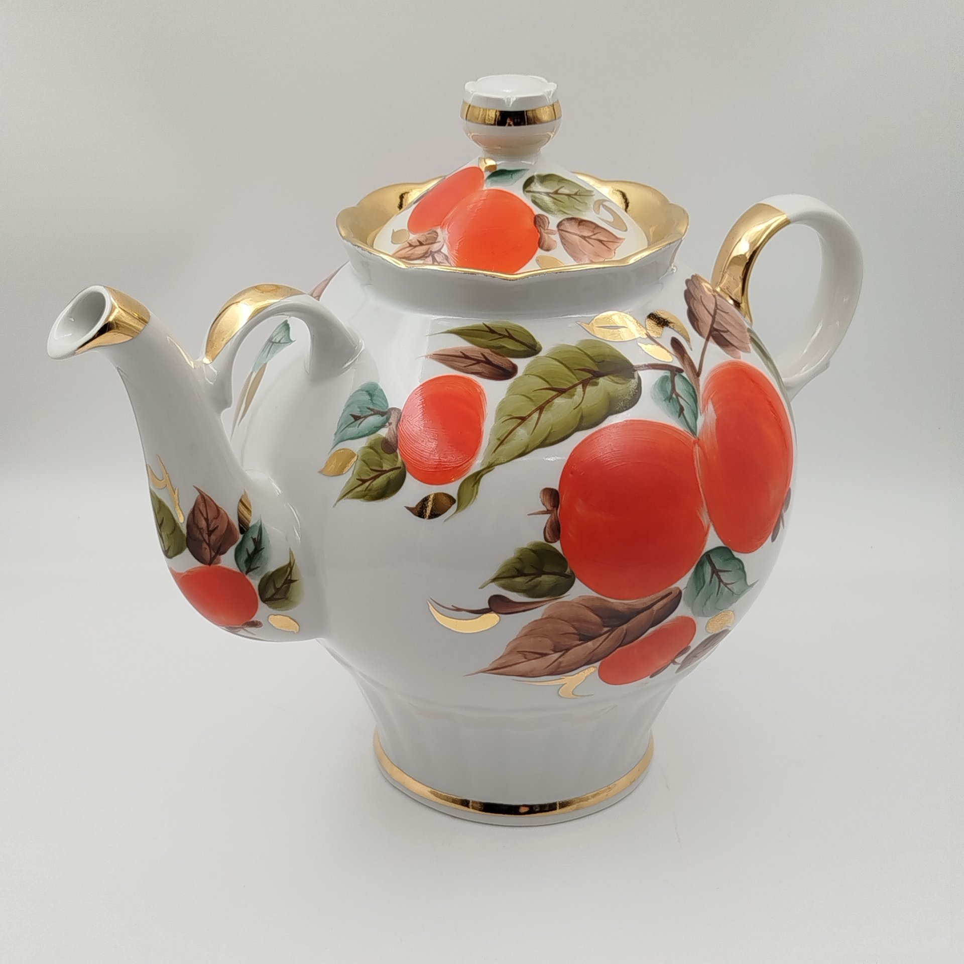 Чайник доливной, с изображением яблок на ветке, фарфор, роспись, золочение, Краснодарский фарфорово-фаянсовый завод «Чайка», СССР, 1960-1992 гг., Краснодарский фарфорово-фаянсовый завод «Чайка»