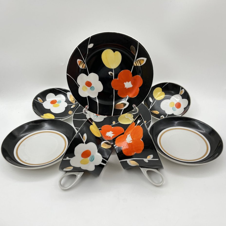 Набор чайный на 2 персоны "Цветы на черном", автор росписи Яснецов В.К. (10 предметов), фарфор, крытье, роспись, золочение, Дулевский фарфоровый завод (Дулёво), СССР, 1966 г.