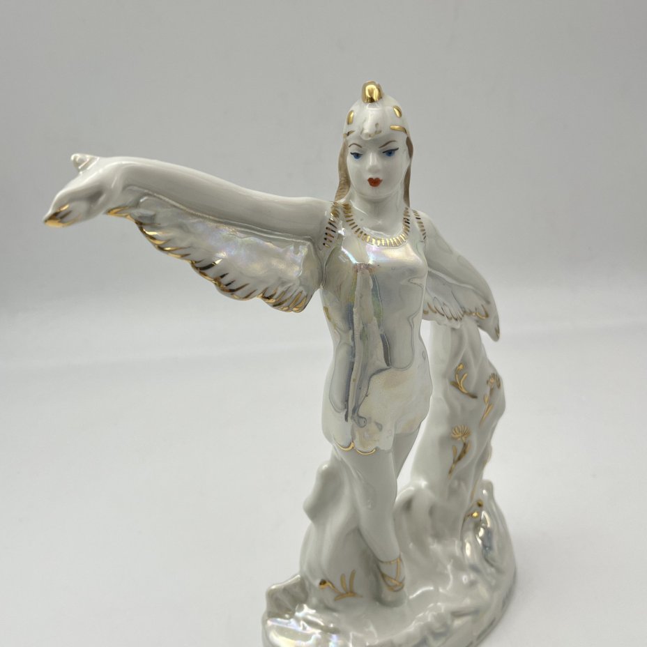Статуэтка "Балерина в роли аиста", скульптор М.А. Интизарян, фарфор, роспись, люстр, золочение, Дмитровский фарфоровый завод (ДФЗ Вербилки), СССР, 1954-1965 гг.
