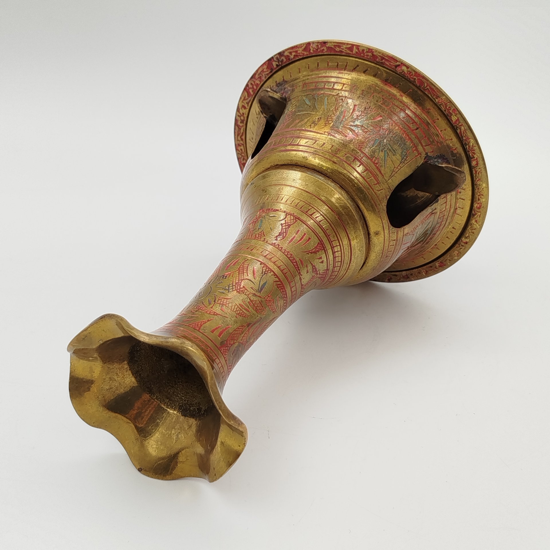 Карандашница вазообразной формы на квадратной подставке