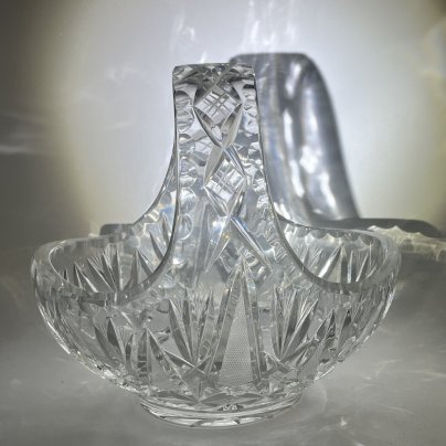Конфетница-корзинка с резным геометрическим декором, хрусталь, алмазная грань, СССР, 1970-1990 гг.
