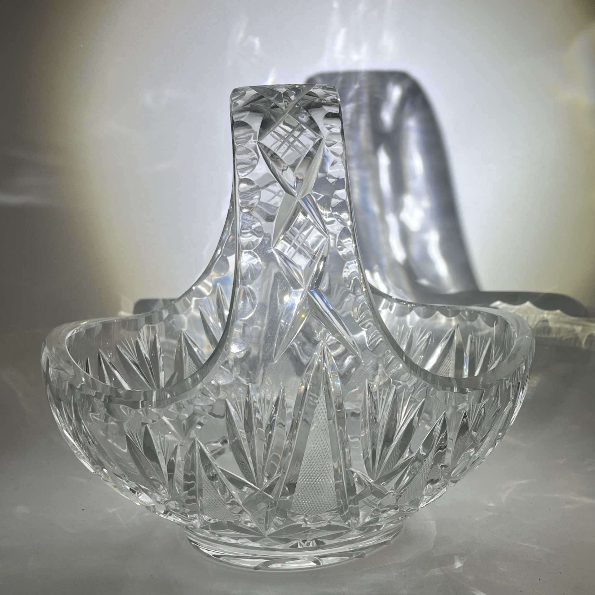 Конфетница-корзинка с резным геометрическим декором, хрусталь, алмазная грань, СССР, 1970-1990 гг.