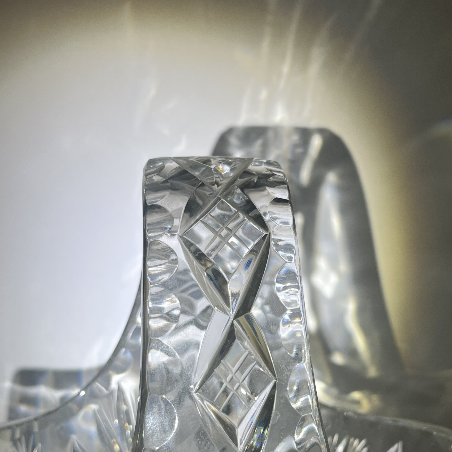 Конфетница-корзинка с резным геометрическим декором, хрусталь, алмазная грань, СССР, 1970-1990 гг.