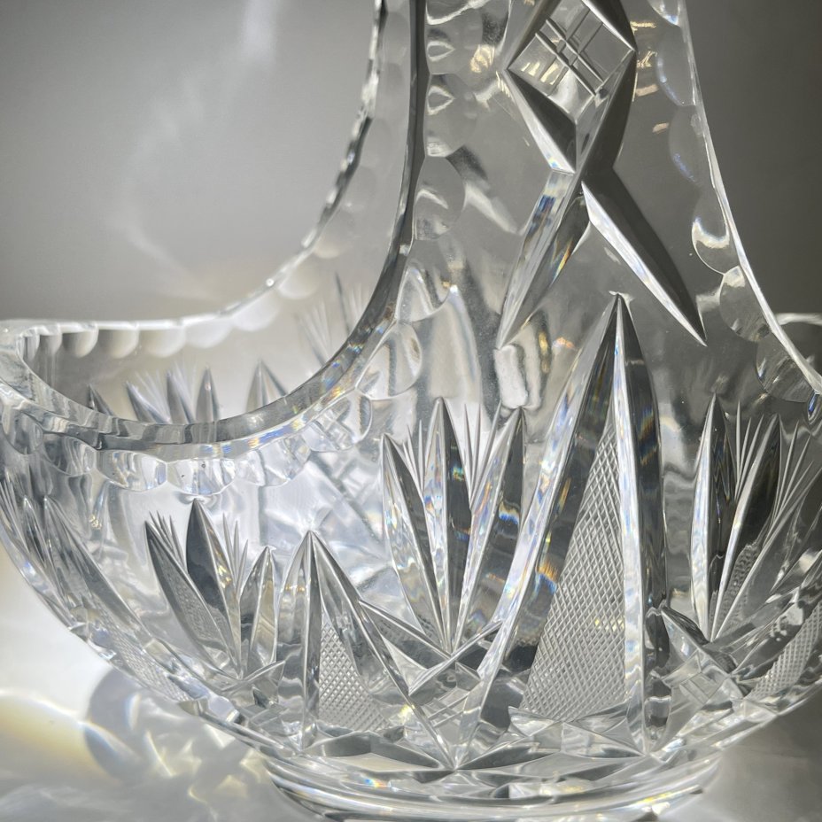 Конфетница-корзинка с резным геометрическим декором