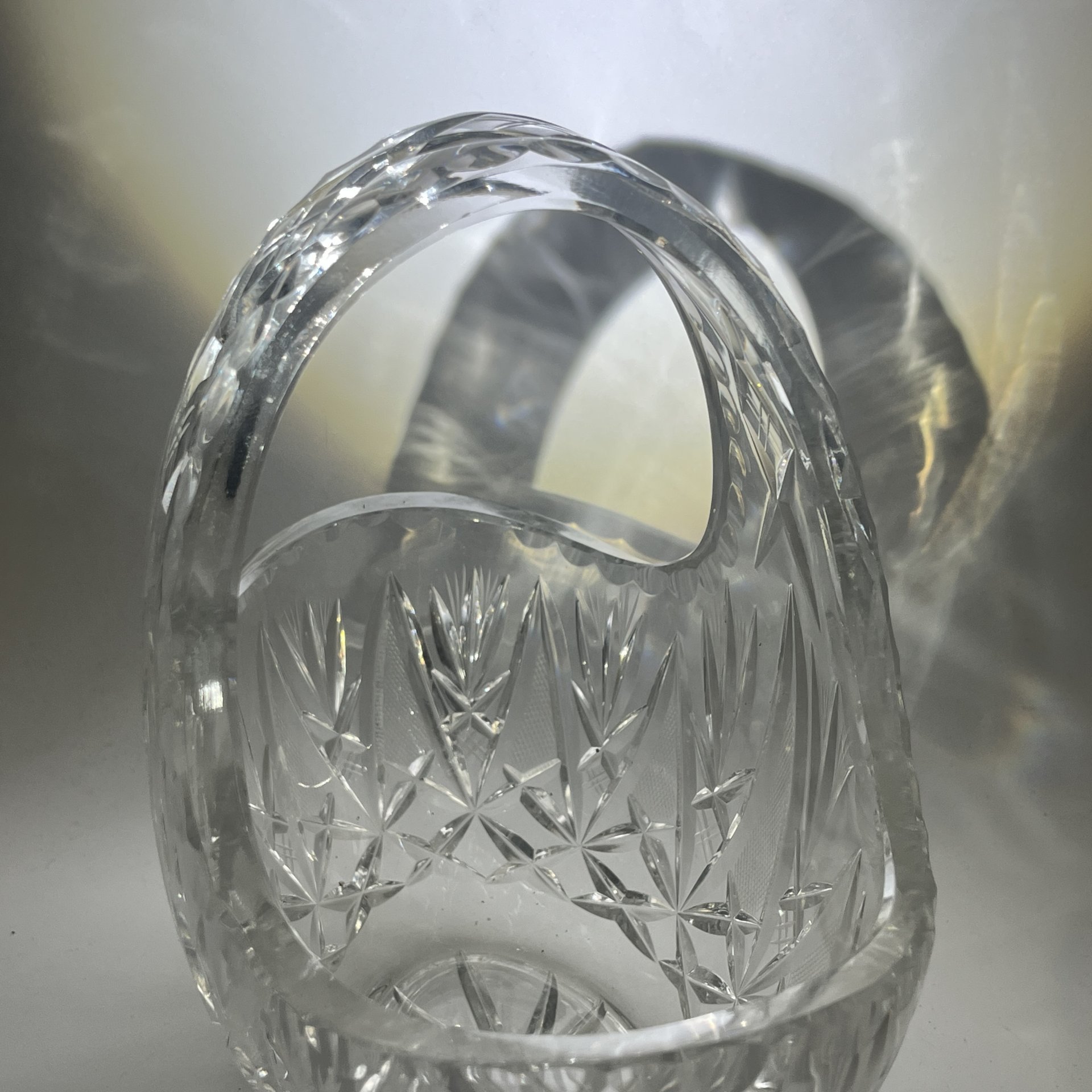 Конфетница-корзинка с резным геометрическим декором, хрусталь, алмазная грань, СССР, 1970-1990 гг.