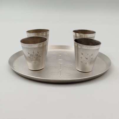 Набор для подачи крепких алкогольных напитков на 4 персоны (4 стопки и поднос), украшенный геометрическим декором