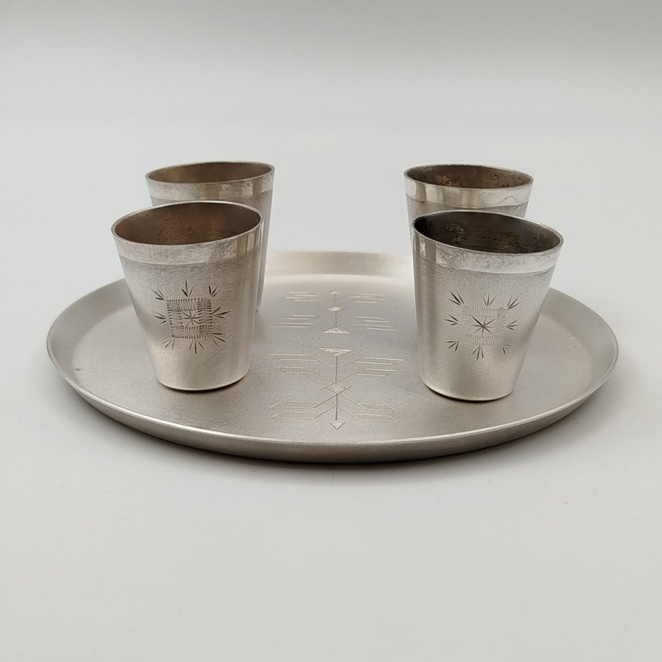 Набор для подачи крепких алкогольных напитков на 4 персоны (4 стопки и поднос), украшенный геометрическим декором