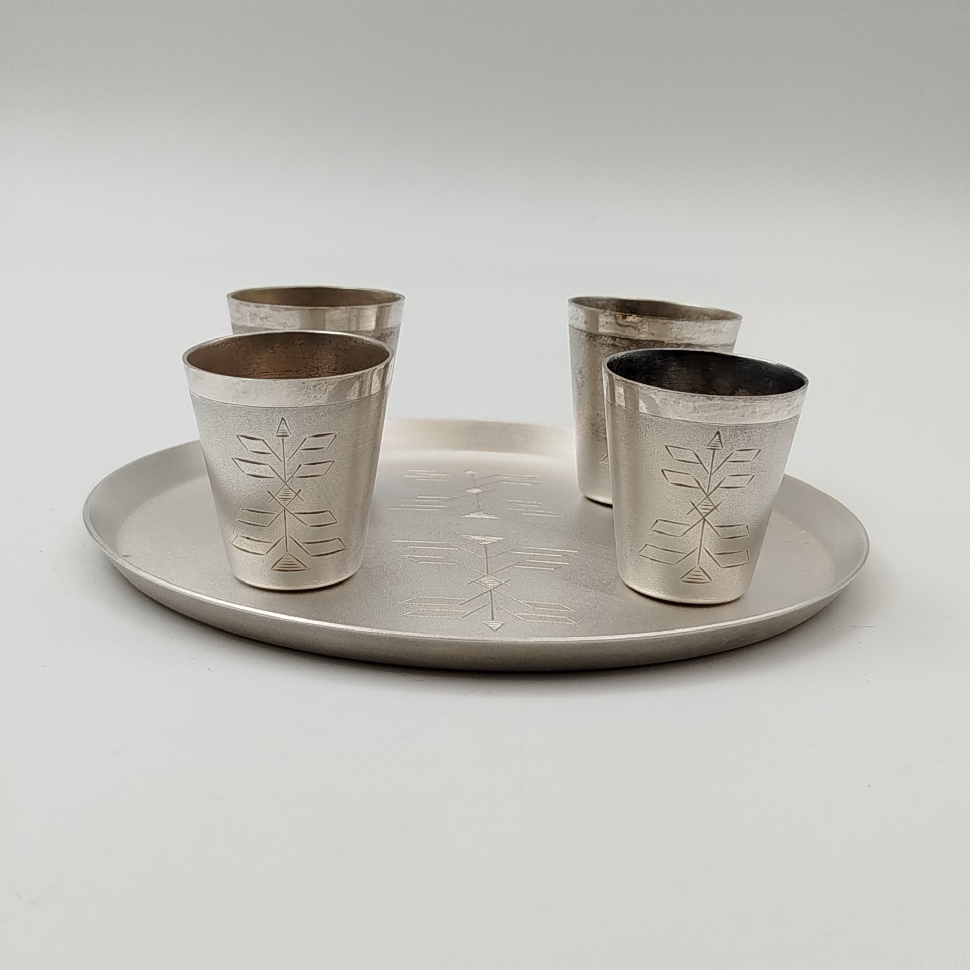 Набор для подачи крепких алкогольных напитков на 4 персоны (4 стопки и поднос), украшенный геометрическим декором