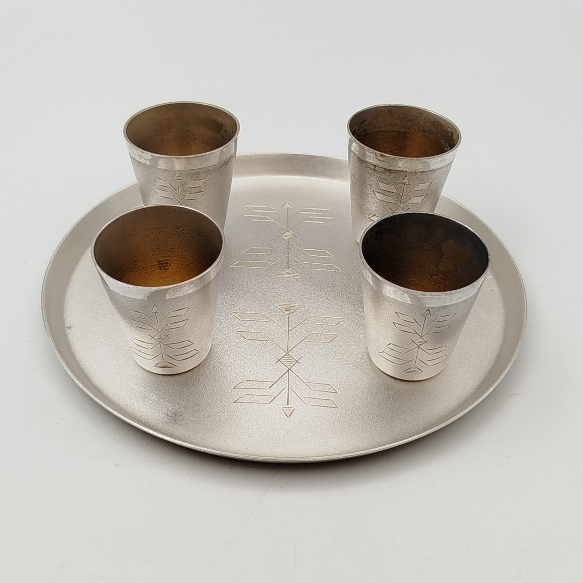 Набор для подачи крепких алкогольных напитков на 4 персоны (4 стопки и поднос), украшенный геометрическим декором