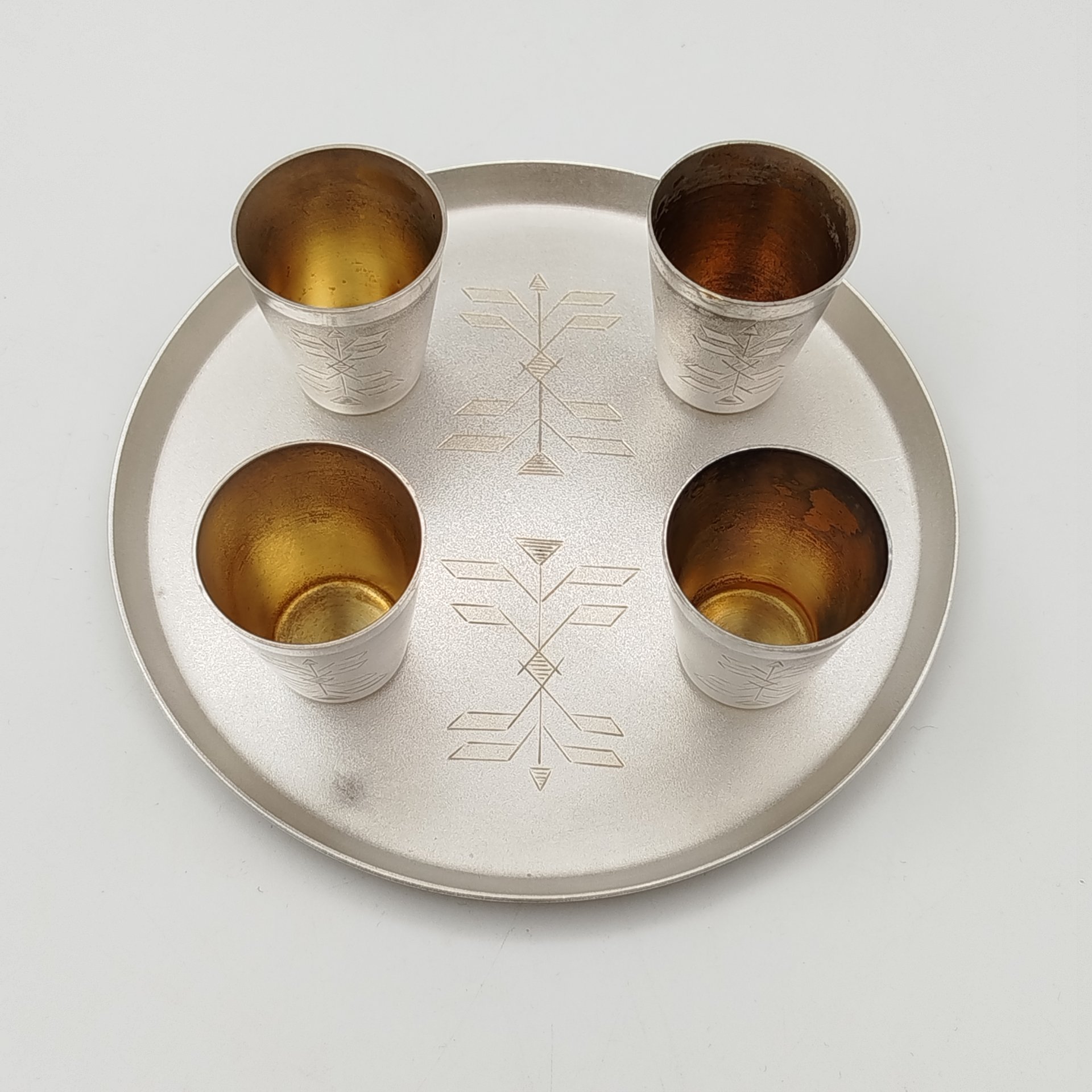 Набор для подачи крепких алкогольных напитков на 4 персоны (4 стопки и поднос), украшенный геометрическим декором