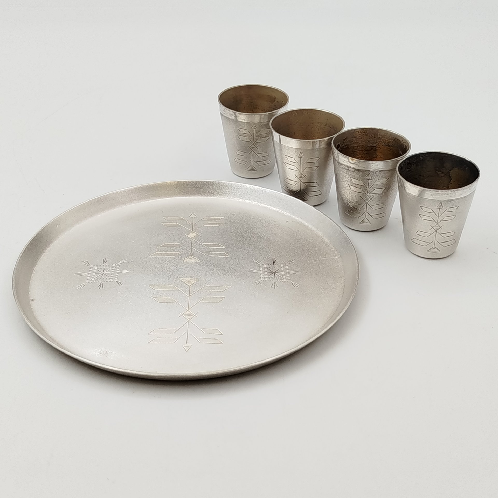 Набор для подачи крепких алкогольных напитков на 4 персоны (4 стопки и поднос), украшенный геометрическим декором