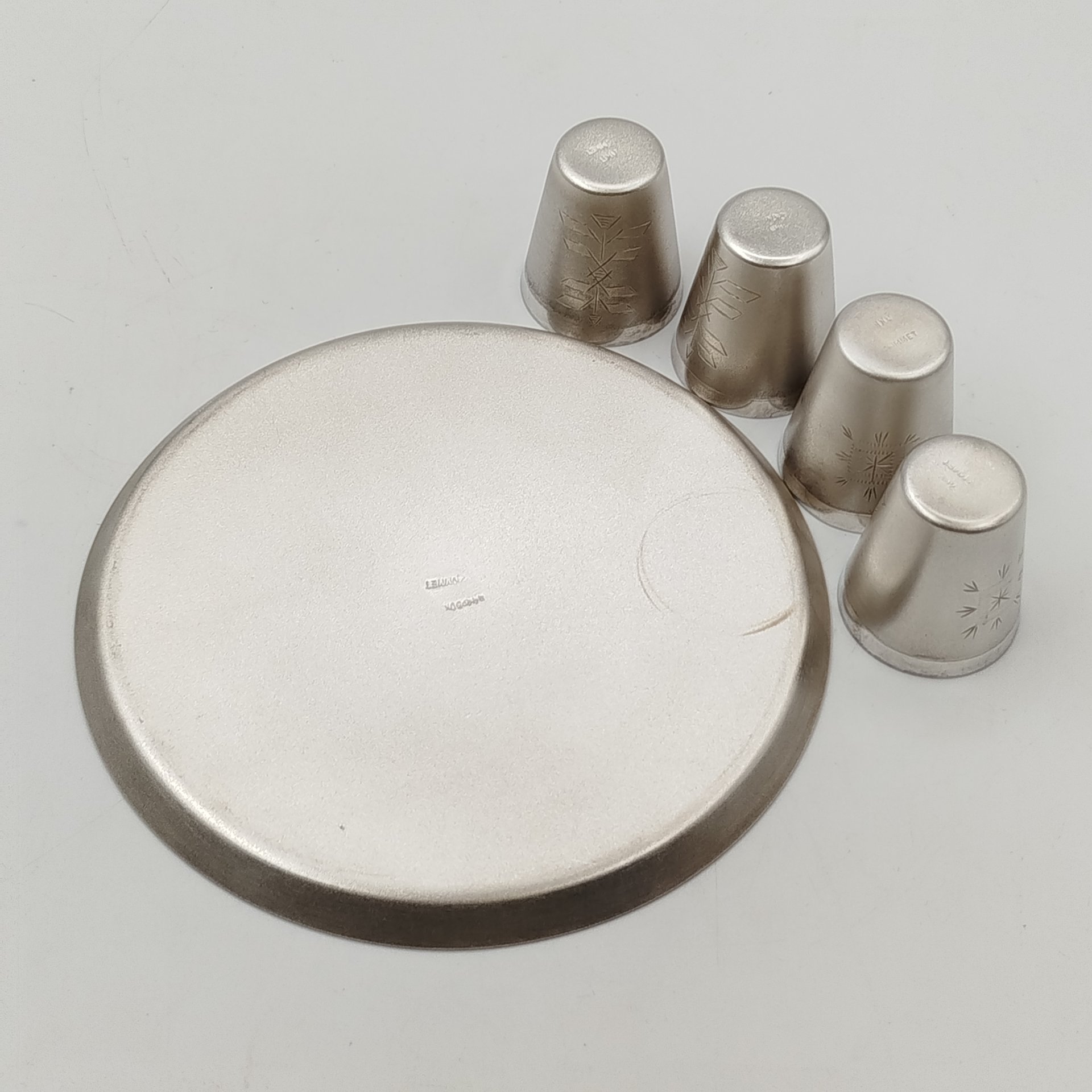 Набор для подачи крепких алкогольных напитков на 4 персоны (4 стопки и поднос), украшенный геометрическим декором