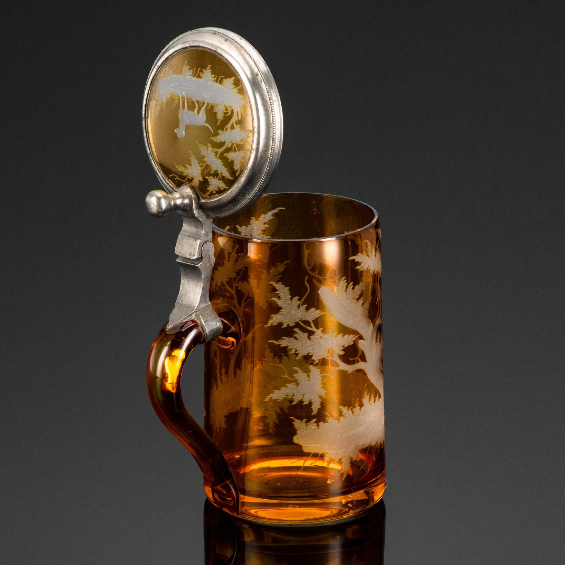 Кружка пивная с изображением оленя, стекло, гранение, резьба, олово, Богемия, 1890-1930 гг.