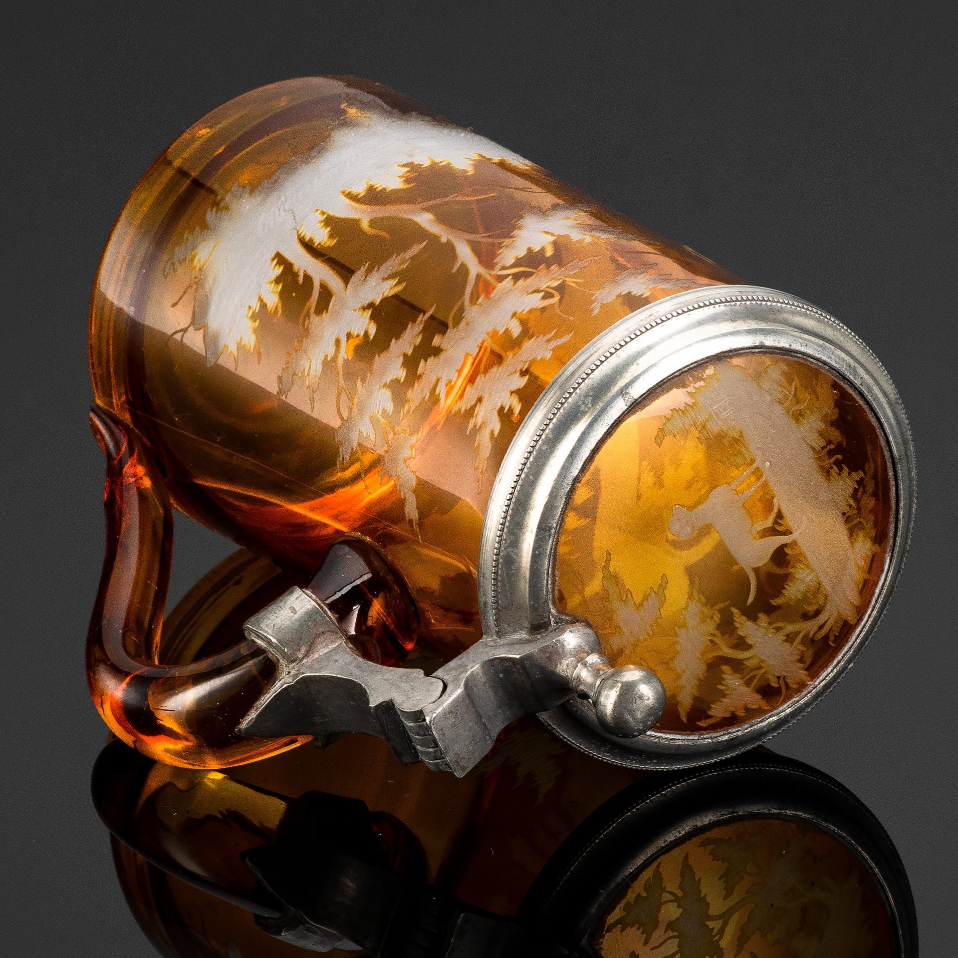 Кружка пивная с изображением оленя, стекло, гранение, резьба, олово, Богемия, 1890-1930 гг.