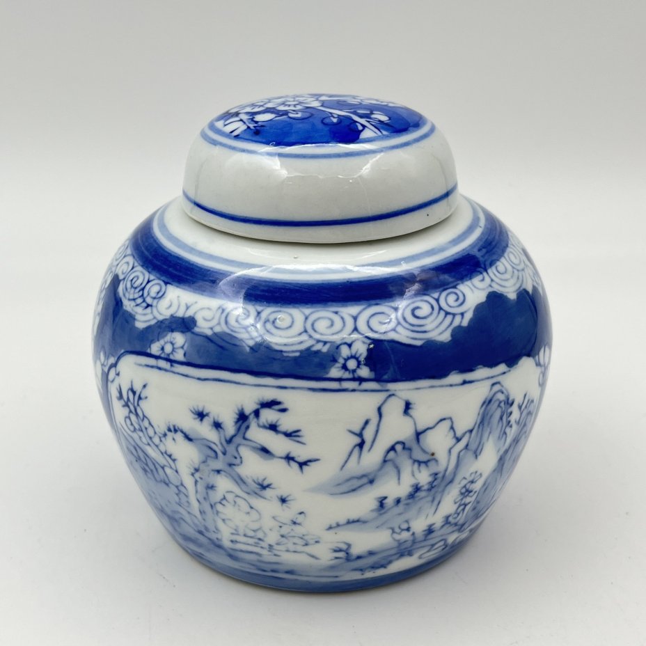 Чайница, украшенная пейзажем и цветами сакуры