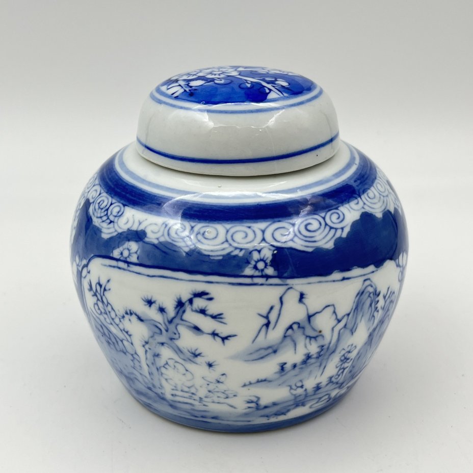 Чайница, украшенная пейзажем и цветами сакуры