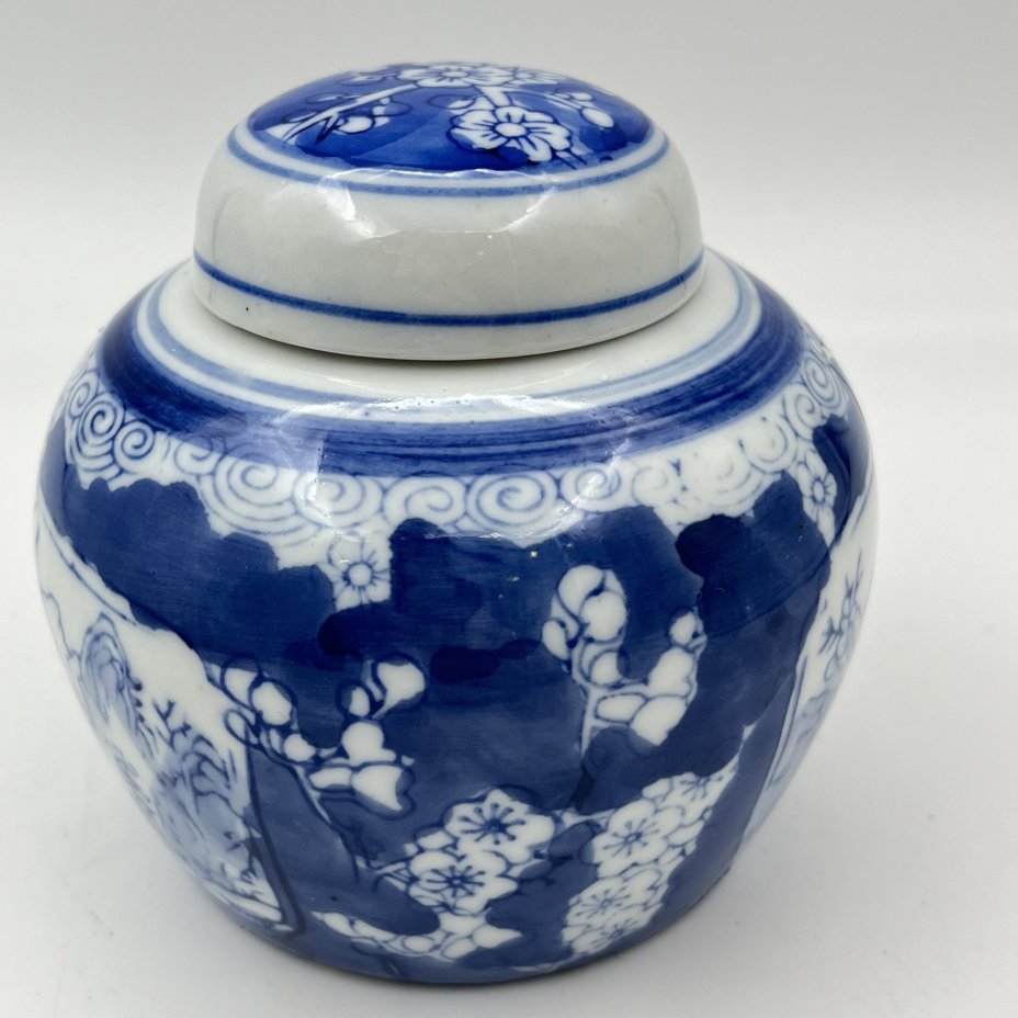 Чайница, украшенная пейзажем и цветами сакуры