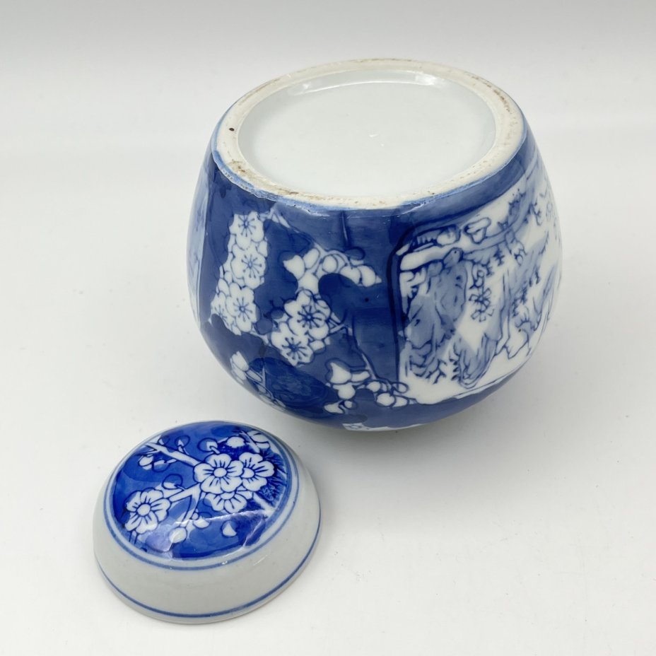 Чайница, украшенная пейзажем и цветами сакуры