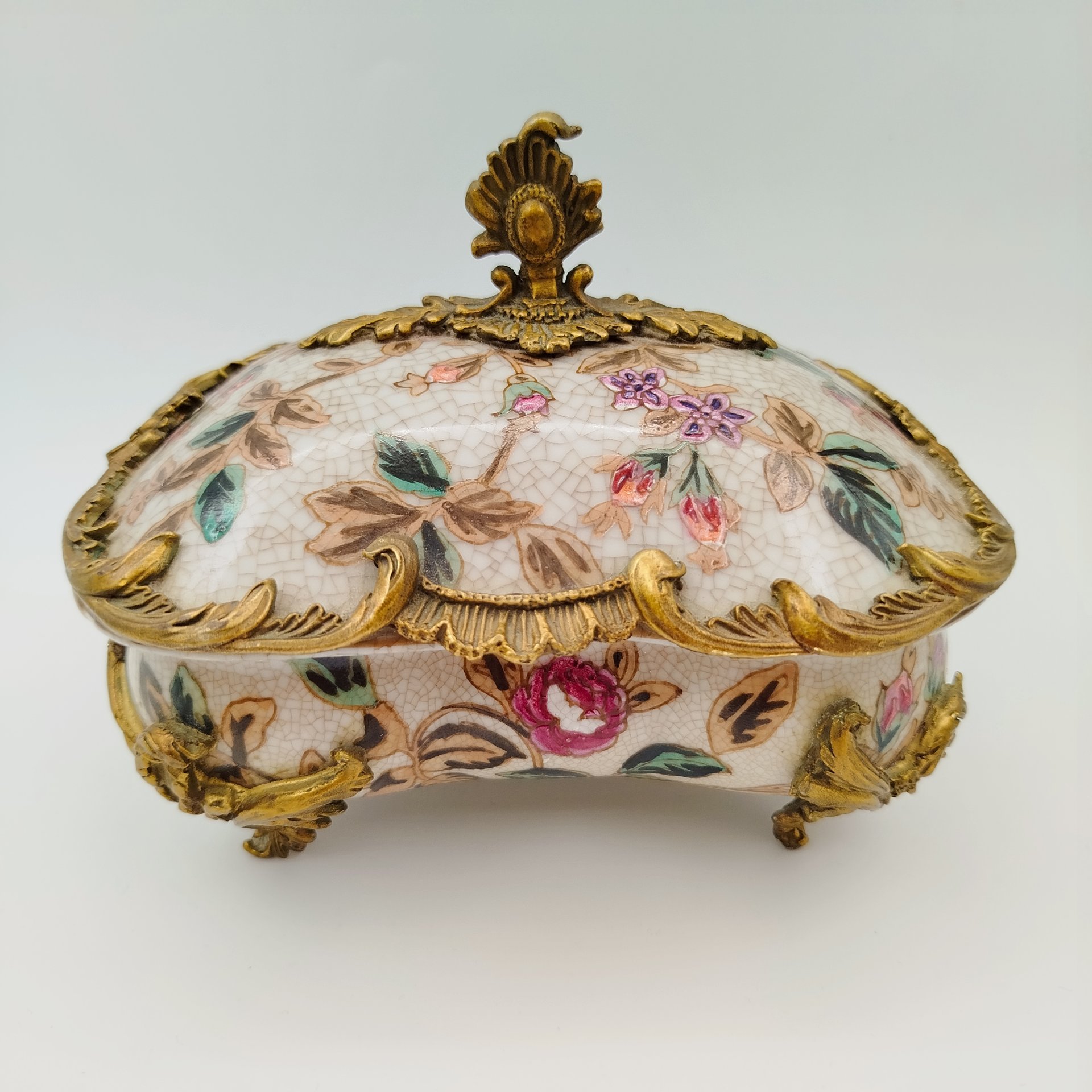 Шкатулка в металлической оплетке на ножках, украшенная растительными мотивами, фарфор, кракле, эмали, сплав металлов, Китай, 1990-2010 гг.