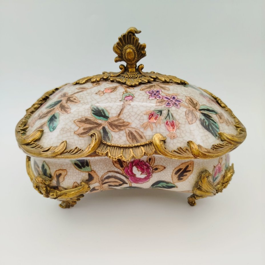 Шкатулка в металлической оплетке на ножках, украшенная растительными мотивами, фарфор, кракле, эмали, сплав металлов, Китай, 1990-2010 гг.