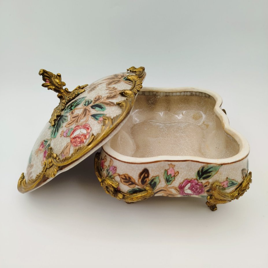 Шкатулка в металлической оплетке на ножках, украшенная растительными мотивами