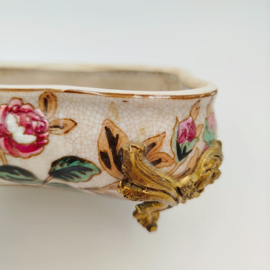 Шкатулка в металлической оплетке на ножках, украшенная растительными мотивами