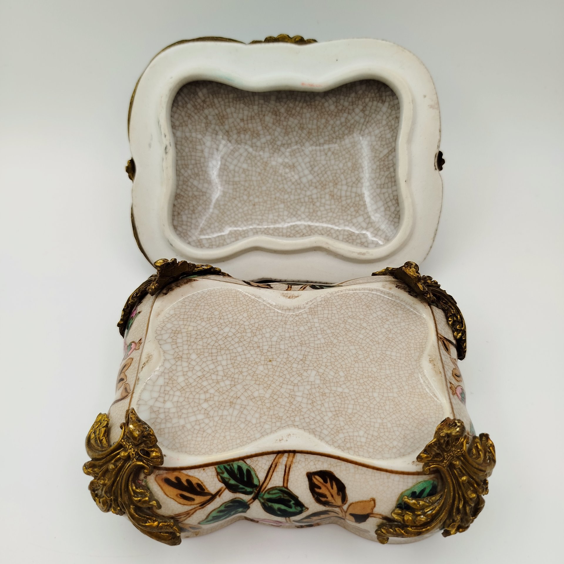 Шкатулка в металлической оплетке на ножках, украшенная растительными мотивами, фарфор, кракле, эмали, сплав металлов, Китай, 1990-2010 гг.