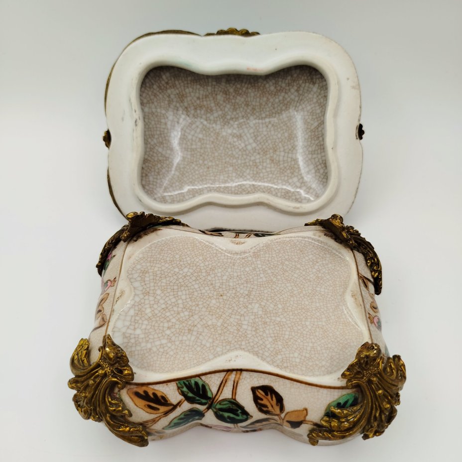 Шкатулка в металлической оплетке на ножках, украшенная растительными мотивами