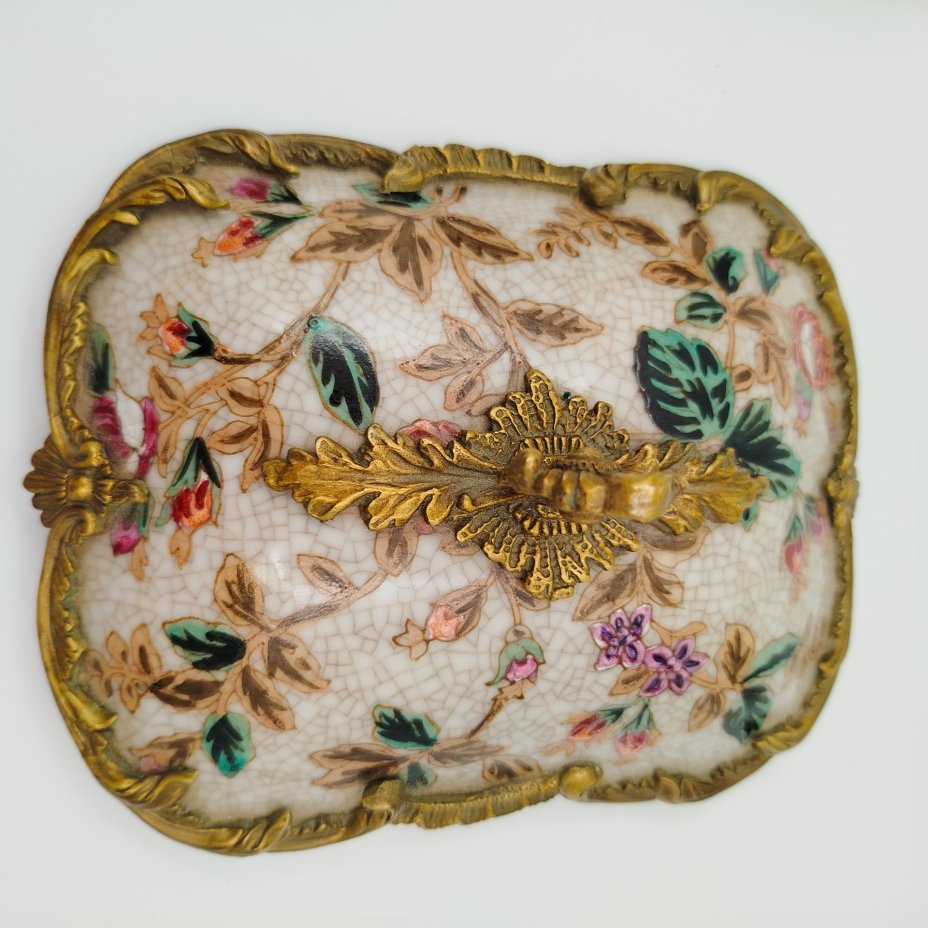 Шкатулка в металлической оплетке на ножках, украшенная растительными мотивами