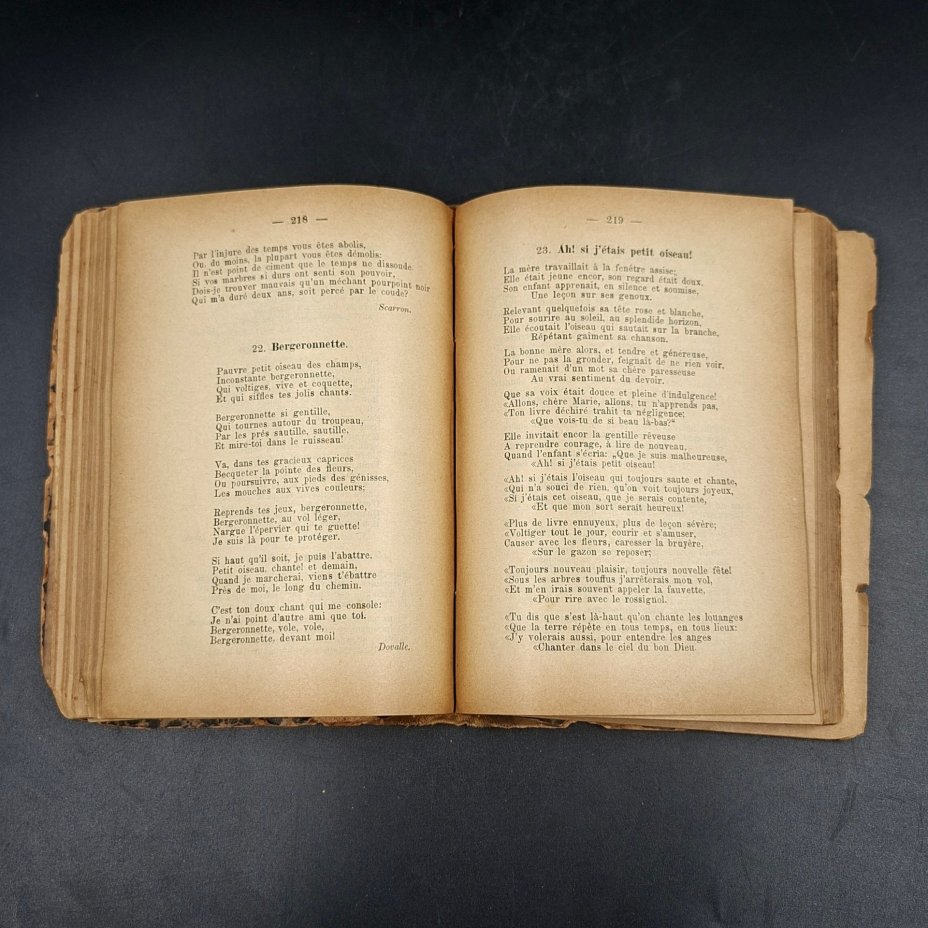 Книга "Narrations et exercices de mémoire en prose et en vers" ("Рассказы и упражнения на запоминание в прозе и стихах"), на французском языке