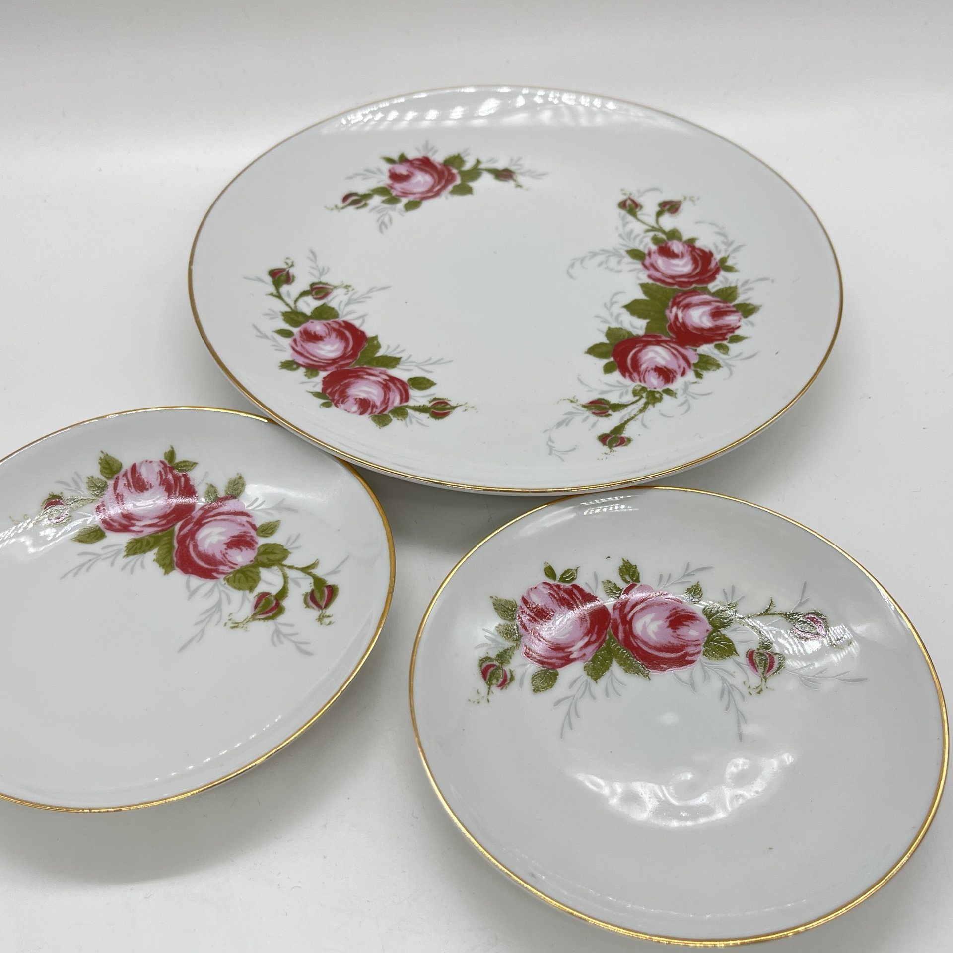 Набор из десертной тарелки и 2 блюдец с цветочным декором, фарфор, деколь, золочение, Graf Von Henneberg Porzellan, 1777 Jlmenau, ГДР, 1972-1977 гг.
